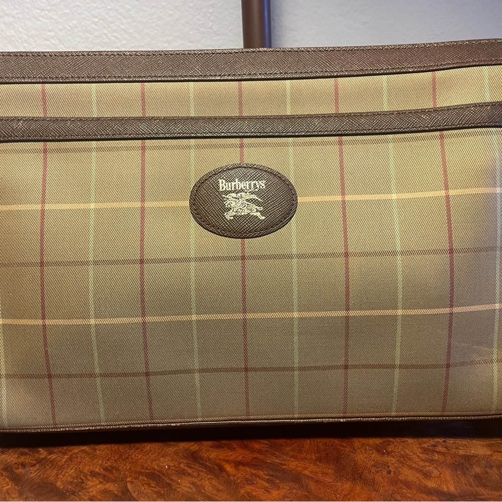 COPY - Guaranteed authentic vintage Burberrys clutch - Picture 3 of 7